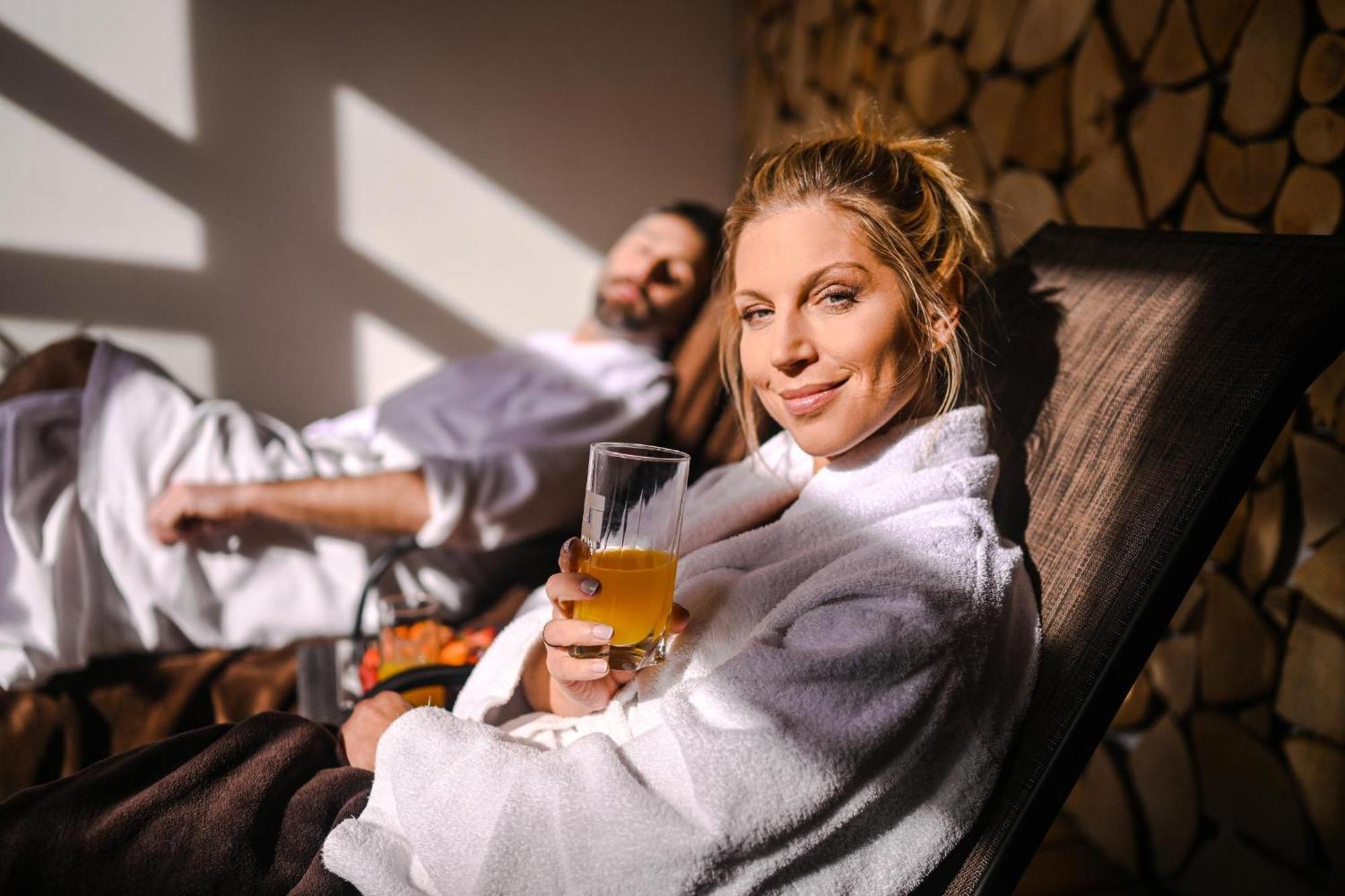 Wellness Hotel Hluboky Dvur Hrubá Voda Buitenkant foto