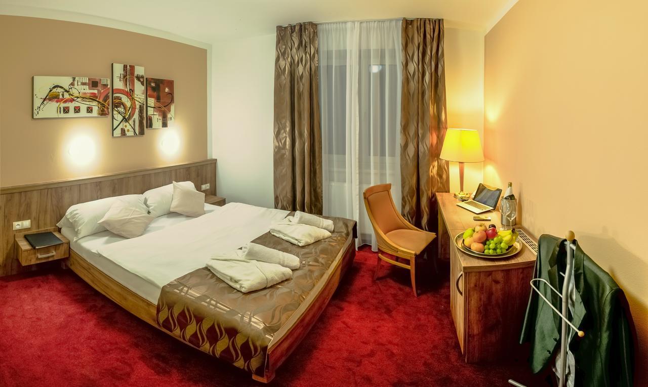 Wellness Hotel Hluboky Dvur Hrubá Voda Buitenkant foto