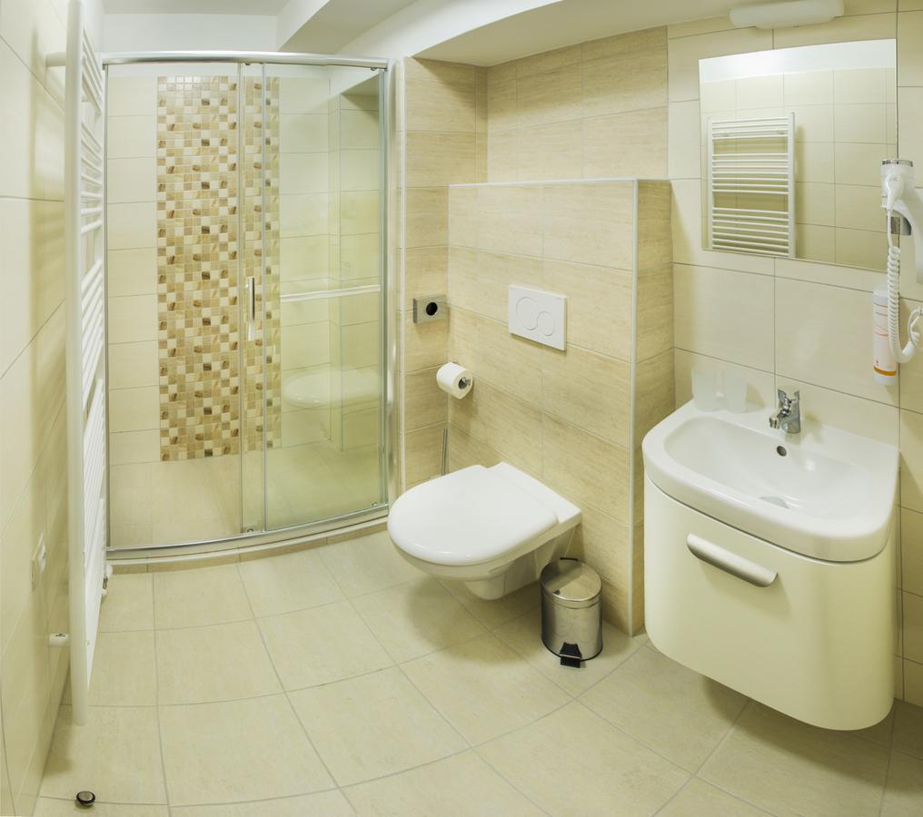 Wellness Hotel Hluboky Dvur Hrubá Voda Buitenkant foto