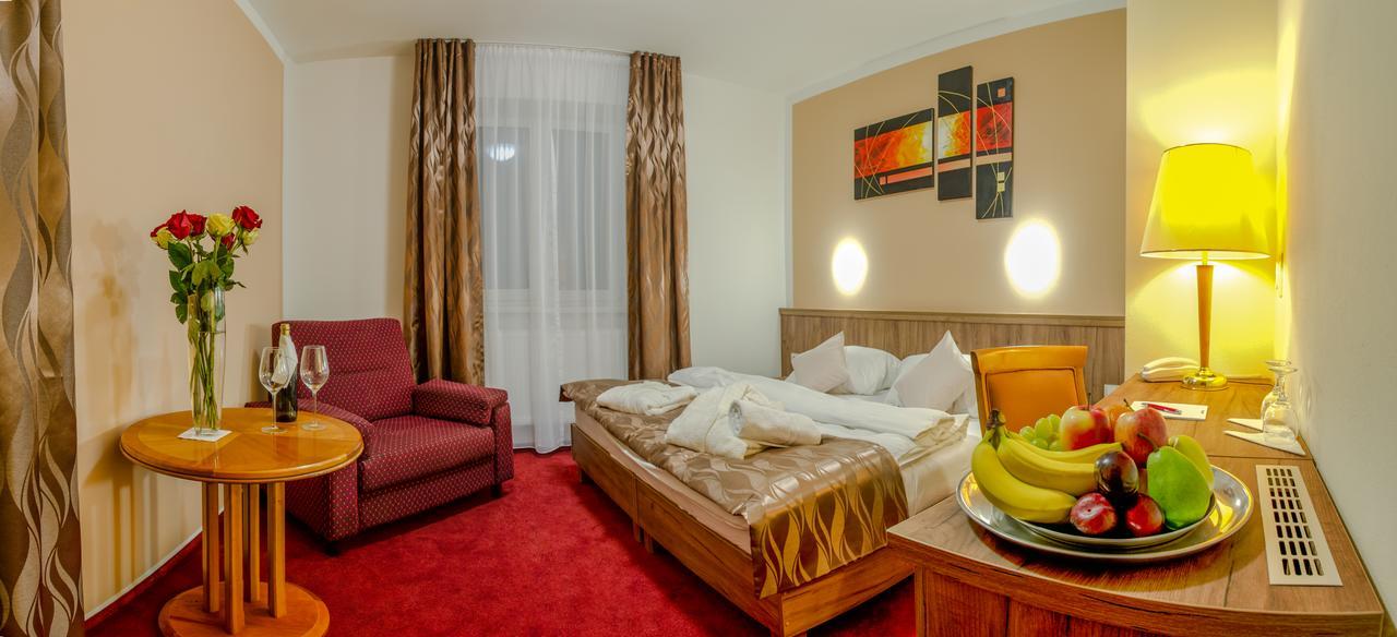 Wellness Hotel Hluboky Dvur Hrubá Voda Buitenkant foto