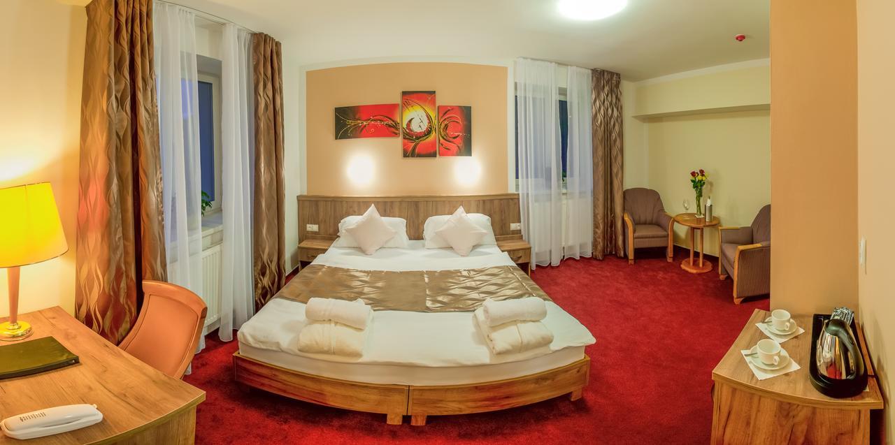 Wellness Hotel Hluboky Dvur Hrubá Voda Buitenkant foto